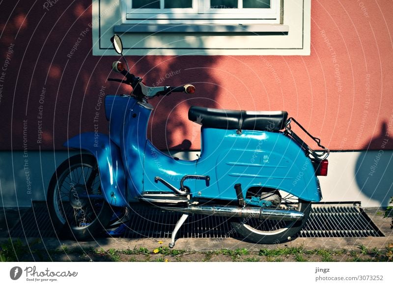 Simson Schwalbe Motorrad Kleinmotorrad stehen blau rosa rot weiß parken Nostalgie Farbfoto Außenaufnahme Menschenleer Licht Schatten Zentralperspektive