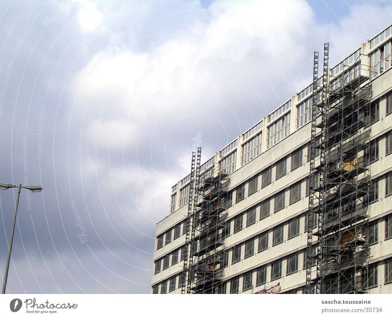 Veränderung Haus Gebäude Wandel & Veränderung Fassade Fenster Laterne Wolken Baustelle Architektur Baugerüst alt genovieren modernisieren Himmel ...