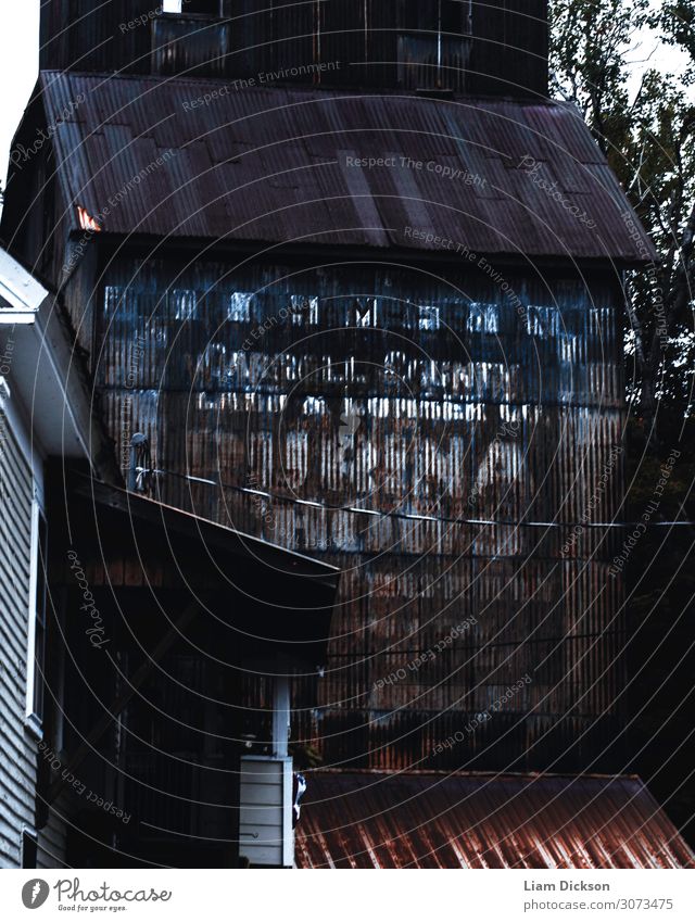 Verlassenes Gebäude mit Rost Kleinstadt Stadtrand Altstadt bevölkert Industrieanlage Fabrik Bauwerk Architektur Mauer Wand Dach Metall Stahl Erdöl Zeichen