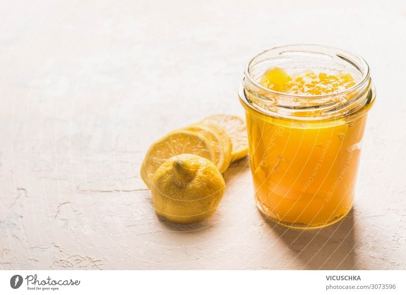 Zitronen Curd im Glas mit geschnittener Zitrone Lebensmittel Frucht Dessert Ernährung Design gelb lemon curd Pudding Foodfotografie Essen süß Zitronencurd