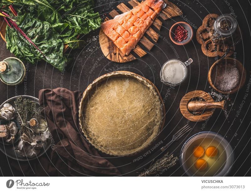 Teig in Backform und Zutaten für Quiche Lebensmittel Fisch Gemüse Ernährung Geschirr Stil Tisch Restaurant Design Hintergrundbild Essen zubereiten Teigwaren