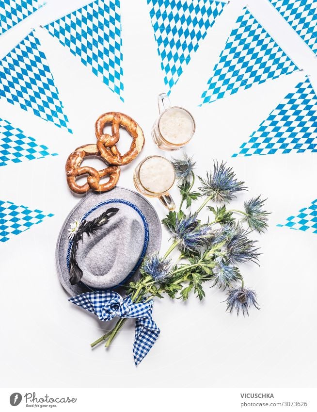 Oktoberfest mit Brezel, Bier vom Fass, Bayerischer Hut Lebensmittel Getränk Stil Design Freude Entwurf alpin Hintergrundbild Bierkrug bayerisch