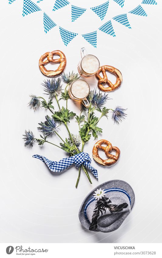 Oktoberfest Composing mit Bier und Brezeln Lebensmittel Ernährung Getränk Stil Design Freude Party blau Vor hellem Hintergrund Bayern Biergarten Hut Farbfoto