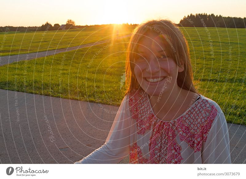 Mädchen im Gegenlicht, in der Natur. Mensch feminin Junge Frau Jugendliche Kindheit Freude Glück Fröhlichkeit Zufriedenheit Lebensfreude Feld Blick lachen