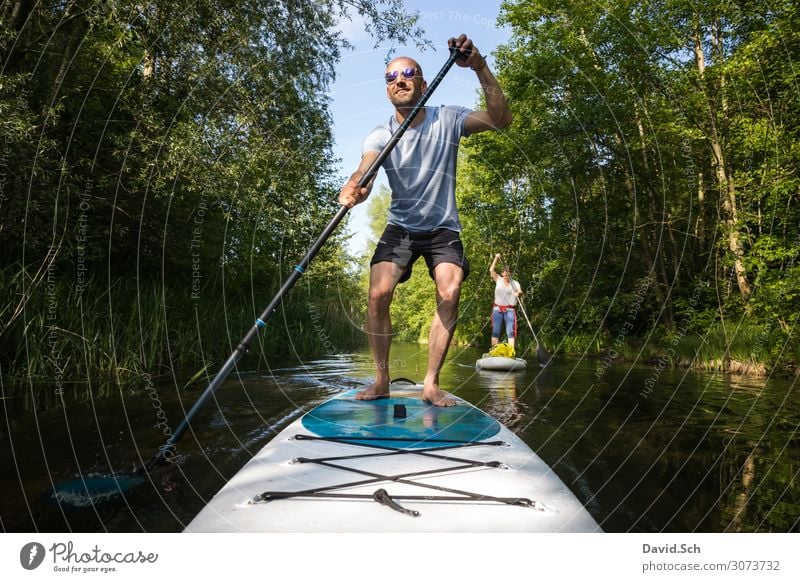 Paar auf Stand Up Paddle Board auf dem See, SUP Lifestyle sportlich Fitness Freizeit & Hobby Sommer Wassersport Mensch maskulin feminin Körper 2 30-45 Jahre