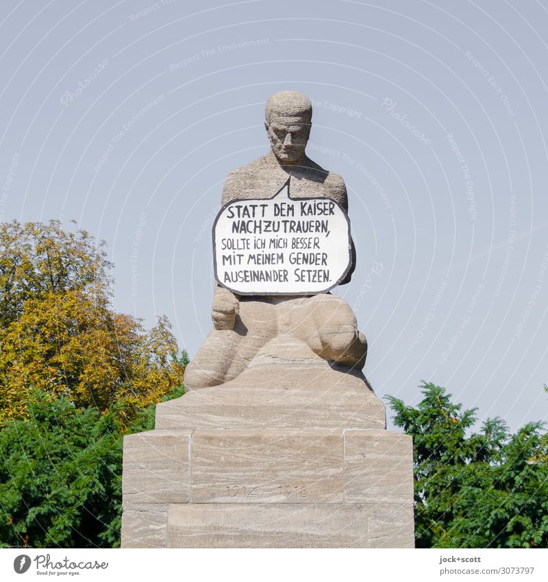 trauern leben lernen Sightseeing maskulin Skulptur Subkultur 1. Weltkrieg Kriegerdenkmal Straßenkunst Wolkenloser Himmel Laubbaum Kreuzberg Aussage Wort Denken