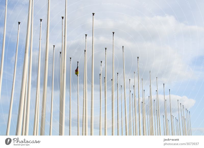 wehende Wolken Himmel dünn lang viele Wahrheit ästhetisch gleich Ordnung Pause Vergänglichkeit Wandel & Veränderung zeitlos unbenutzt Fahnenmast Gedeckte Farben