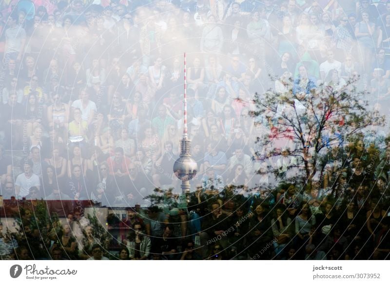 Berliner Zuschauer Veranstaltung Sommer Baum Park Sehenswürdigkeit Berliner Fernsehturm außergewöhnlich viele Zusammensein Interesse Tourismus Doppelbelichtung