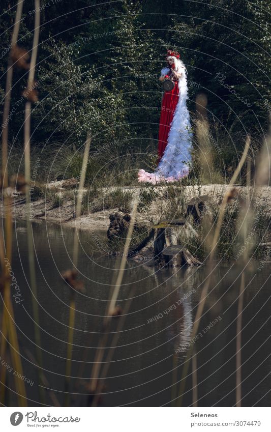 tick tock Sommer Uhr Mensch feminin Frau Erwachsene 1 Umwelt Natur Küste Seeufer Flussufer Kleid weißhaarig Perücke groß Sehnsucht Farbfoto Außenaufnahme