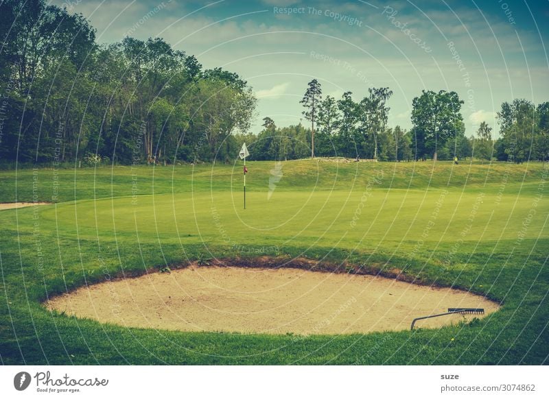 Hole-in-Sand Lifestyle Freizeit & Hobby Spielen Sport Ballsport Erfolg Verlierer Golf Natur Sommer Wiese Fahne grün Business Konzentration Misserfolg