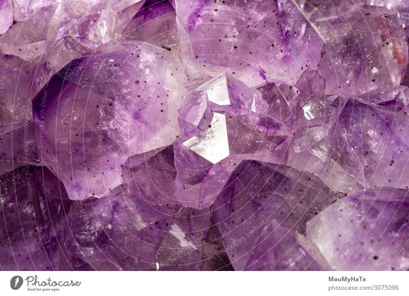 verträumter violetter Amethystkristall-Hintergrund schön Wissenschaften Natur Felsen Schmuck Stein glänzend dunkel hell natürlich schwarz weiß Farbe Kristalle