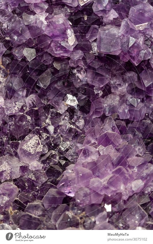 verträumter violetter Amethystkristall-Hintergrund schön Wissenschaften Natur Felsen Schmuck Stein glänzend dunkel hell natürlich schwarz weiß Farbe Kristalle