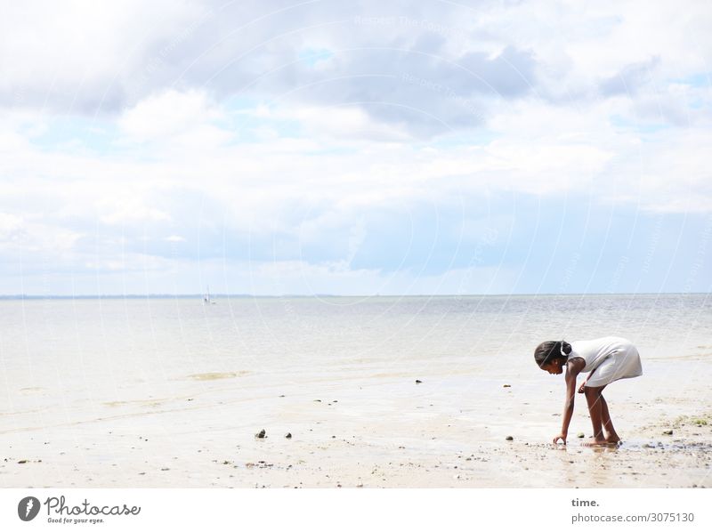 Gloria feminin Mädchen 1 Mensch Sand Wasser Himmel Wolken Horizont Sommer Schönes Wetter Küste Ostsee Kleid Schmuck schwarzhaarig berühren Spielen Stimmung