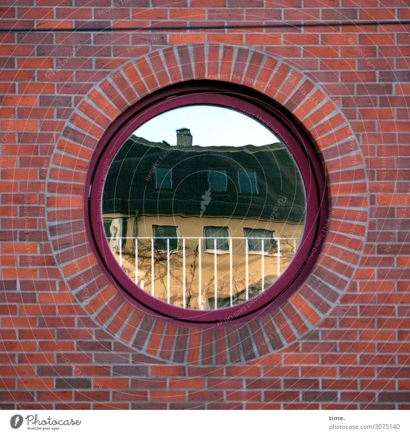 lookin' back at me to see me lookin' back at you Berlin Stadtzentrum Haus Mauer Wand Balkon Fenster Dach Backstein Backsteinwand Backsteinfassade Backsteinhaus