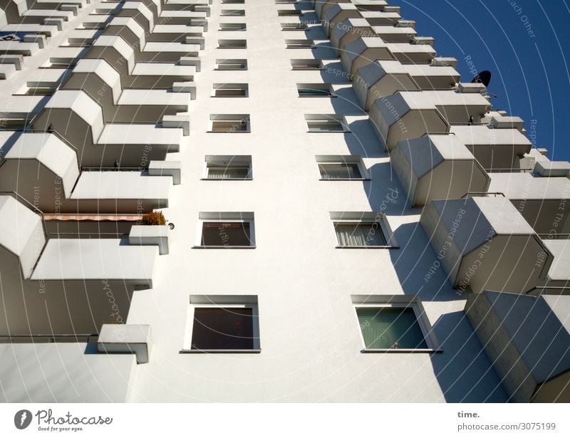 Raumschiff mit Gardinen Himmel Schönes Wetter Hamburg Haus Hochhaus Bauwerk Gebäude Architektur Balkon Fenster Satellitenantenne hell hoch Stadt Macht