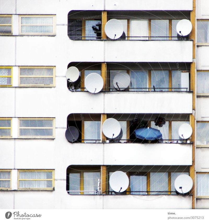 Nachbarschaften (IV) Häusliches Leben Vorhang Gardine Sonnenschirm Berlin Stadtzentrum Haus Hochhaus Architektur Mauer Wand Fassade Balkon Fenster Tür