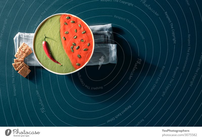 Rahmsuppe mit Spinat und Tomaten. Rote und grüne Suppe Gemüse Eintopf Ernährung Abendessen Bioprodukte Vegetarische Ernährung Diät Schalen & Schüsseln Lifestyle