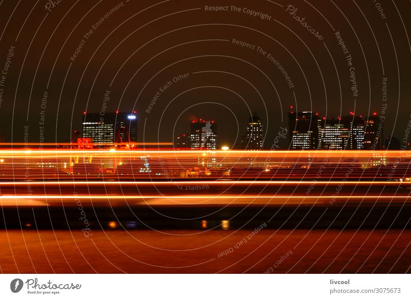 Fähre überquert die Odaiba Bucht - Tokio Meer Landschaft Brücke Verkehr Fahrzeug Schifffahrt Coolness gelb orange schwarz Freude Gelassenheit ruhig Abenteuer