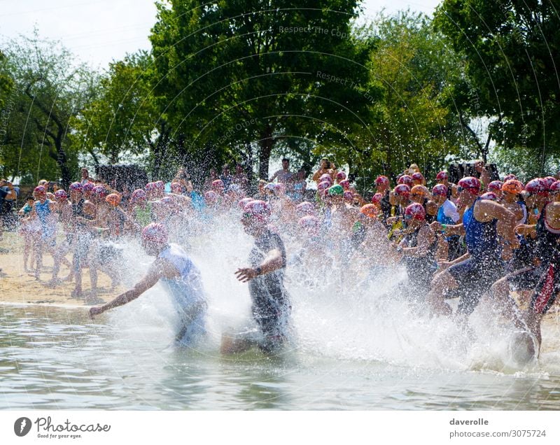 Spray Sport Wassersport Sportler Sportveranstaltung Schwimmen & Baden Mensch maskulin Erwachsene Körper Menschenmenge Bewegung Fitness rennen Gesundheit kalt