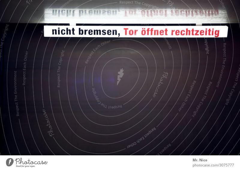 sauber| on the road again Verkehrsmittel Autofahren Fahrzeug PKW rot schwarz Platzangst Dienstleistungsgewerbe rein Waschhaus Autowerkstatt Bremse Tor