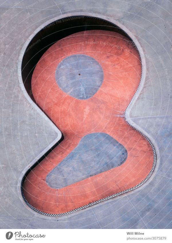 Bowl in einem Skatepark von oben Skateboarding Holzplatte Dröhnen Fluggerät Schalen & Schüsseln Inline Skating Freude einfach sehr wenige rot Skateplatz Park