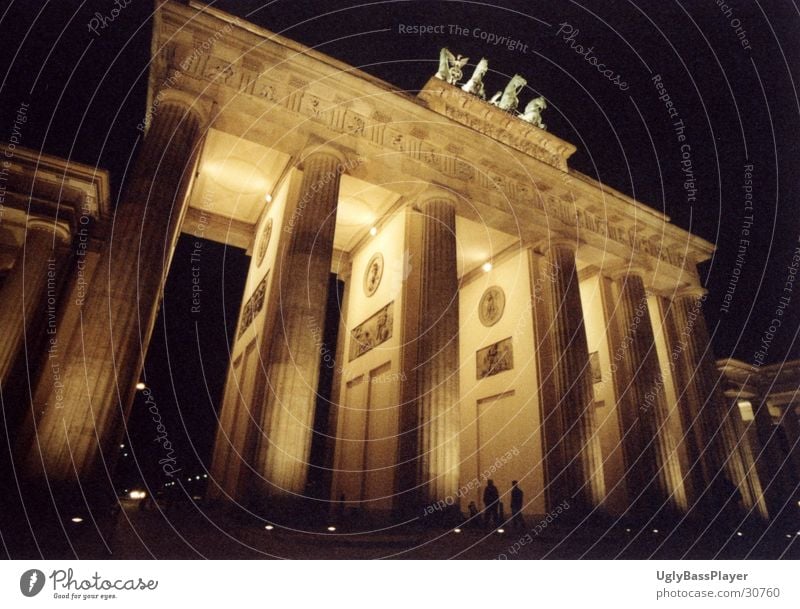 Brandenburger Tor Unter den Linden Nacht Beleuchtung historisch Berlin Kontrast Schatten