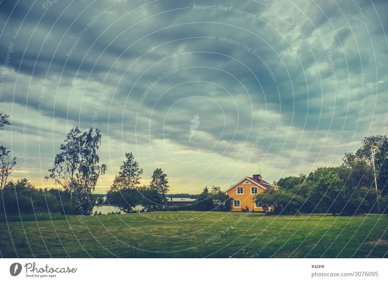 Schwedenkrimi Ferien & Urlaub & Reisen Freiheit Haus Umwelt Natur Landschaft Himmel Wolken Gewitterwolken Klima Unwetter Baum Sträucher Wiese Seeufer Dorf wild