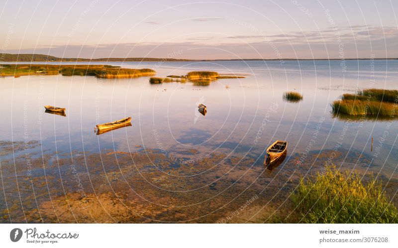 Ansicht der Boote, die auf flachem Wasser parken. Braslawisch Erholung Angeln Ferien & Urlaub & Reisen Tourismus Ausflug Sommer Umwelt Natur Landschaft Himmel