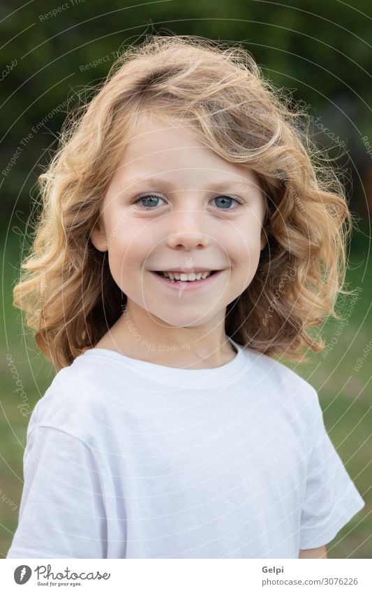 Lustiges blondes Kind mit langen Haaren. Lifestyle Freude Glück schön Spielen Sommer Mensch Baby Junge Kindheit Natur Gras Park Wiese Spielplatz T-Shirt