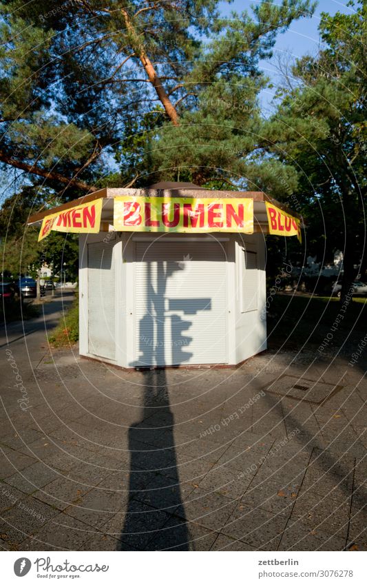 BLUMEN Blume Buden u. Stände Marktstand Kiosk Ladengeschäft Handel Blumenladen geschlossen Sonntag Licht Schatten Stadt Vorstadt Menschenleer Textfreiraum