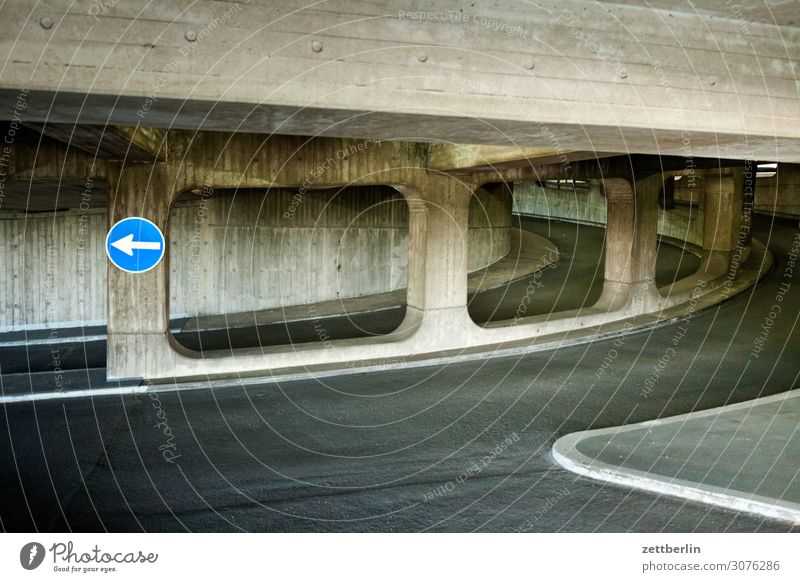 Parkhaus / Ausfahrt Garage Tiefgarage Einfahrt Kurve Orientierung Pfeil Richtung Navigation Beton Berlin Haus Menschenleer Stadt Textfreiraum Stadtleben