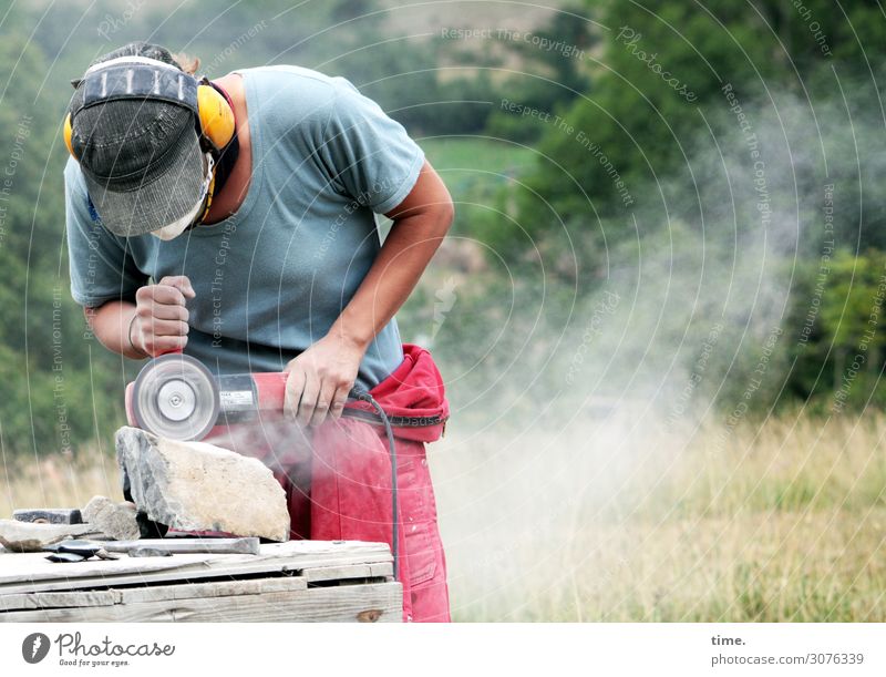 femme au travail (I) Arbeit & Erwerbstätigkeit Handwerker Arbeitsplatz Werkzeug Maschine feminin Frau Erwachsene 1 Mensch Künstler Bildhauer Bildhauerei Wiese