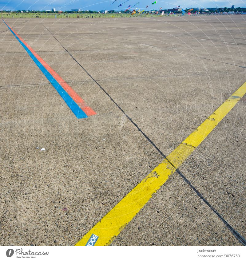 Flugfeld Drachenfliegen Veranstaltung Schönes Wetter Berlin-Tempelhof Flugplatz Landebahn Linie frei Stimmung Freude Begeisterung Horizont Wege & Pfade