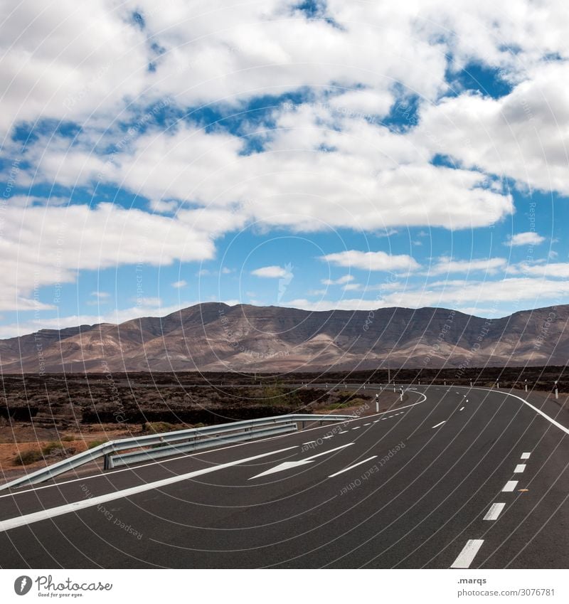 Route Ferien & Urlaub & Reisen Tourismus Ausflug Abenteuer Freiheit Natur Himmel Wolken Sommer Schönes Wetter Berge u. Gebirge Verkehr Straße Kurve Pfeil fahren