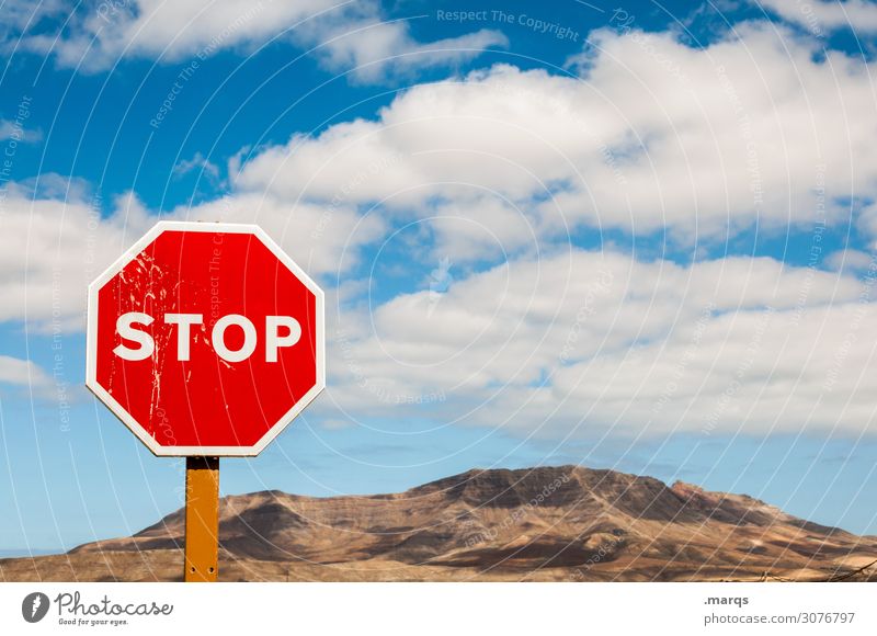 STOP | On the road again Natur Landschaft Himmel Wolken Sommer Schönes Wetter Hügel Stoppschild stoppen Verkehrszeichen Erholung Stimmung Fuerteventura