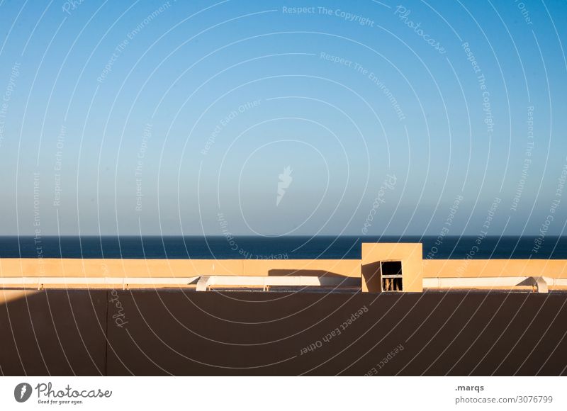 Architektur am Meer Horizont Wolkenloser Himmel Linie eckig minimalistisch Erholung Einsamkeit Fenster Flachdach Schatten