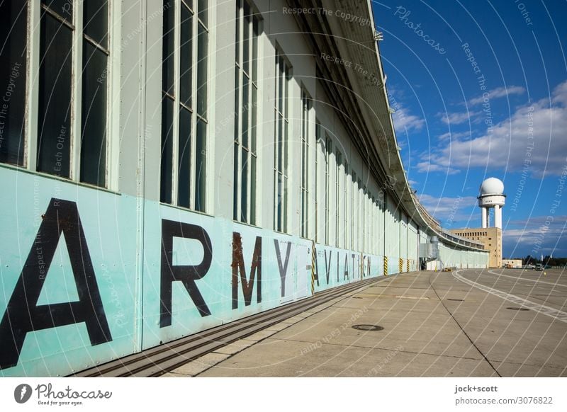 Hangar mit Radar Berlin-Tempelhof Flughafen Sehenswürdigkeit Flugplatz Englisch Bekanntheit lang retro Nostalgie Symmetrie Überwachung Vergangenheit geschwungen