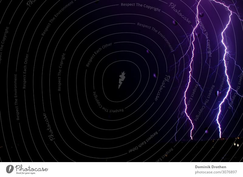 Blitz Umwelt Landschaft Himmel Sommer Gewitter Blitze Angst Farbfoto Außenaufnahme Experiment Menschenleer Textfreiraum links Textfreiraum Mitte Nacht