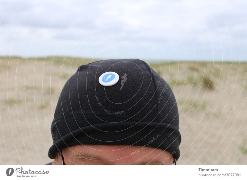 Irre(r) am Strand Ferien & Urlaub & Reisen Mensch Mann Erwachsene Kopf 1 Umwelt Natur Landschaft Himmel Wolken Nordsee Düne Dänemark Mütze Anstecker Metall