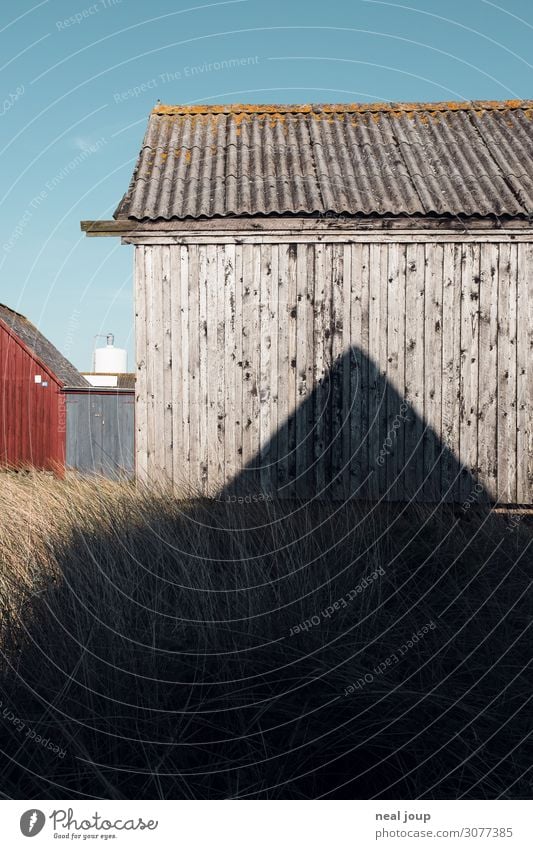 Danish geometry – IV Dänemark Fischerdorf Menschenleer Hütte Mauer Wand Fassade Holz alt einzigartig maritim natürlich blau braun Gelassenheit ruhig Einsamkeit