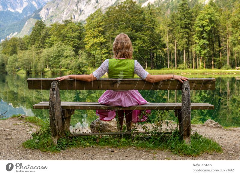 Idylle am Gebirgssee Zufriedenheit Sinnesorgane Erholung ruhig Meditation Ferien & Urlaub & Reisen Berge u. Gebirge wandern Frau Erwachsene 1 Mensch Sommer Baum