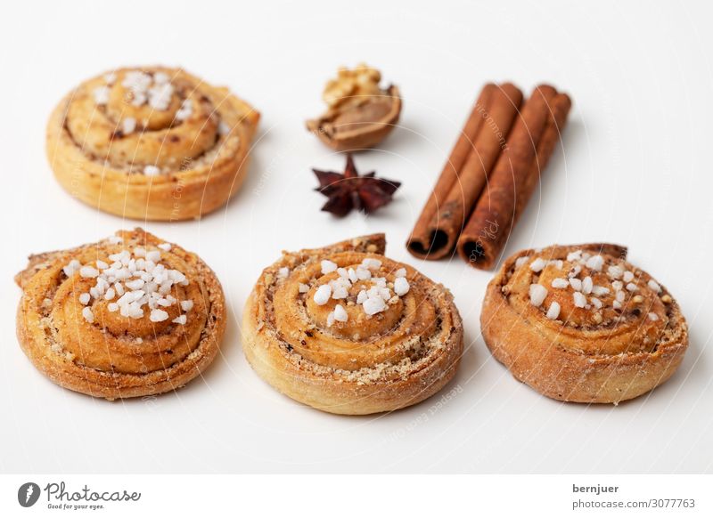 Kanelbullar Teigwaren Backwaren Brötchen Dessert Frühstück Tasse Tisch Holz lecker braun weiß Zimtschnecke kanelbullar Röllchen schwedisch Kaffeeteilchen süß