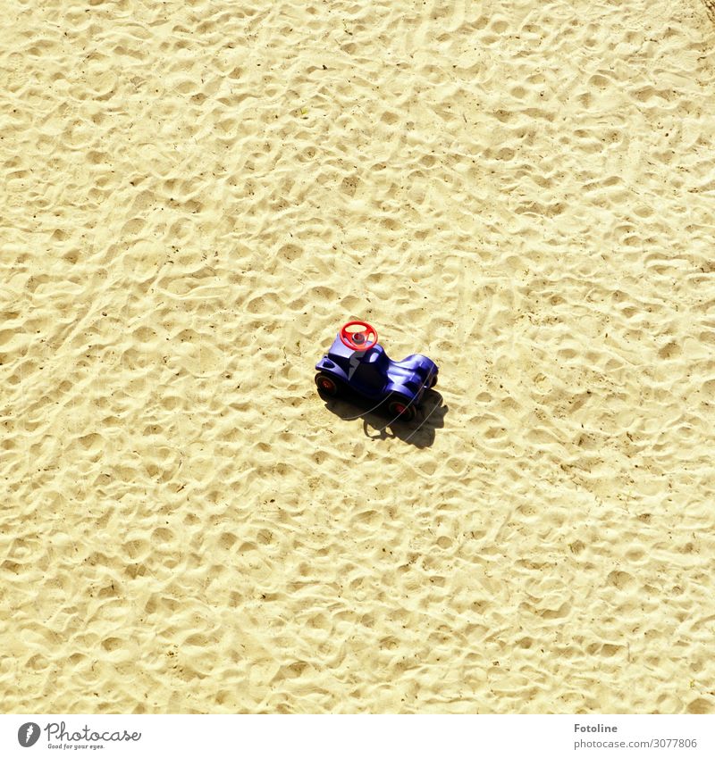 Kleine Pause | on the road again Urelemente Erde Sand klein violett rot Spielzeug Spielzeugauto Bobbycar Lenkrad Sandkasten Sandspielzeug Spuren Farbfoto