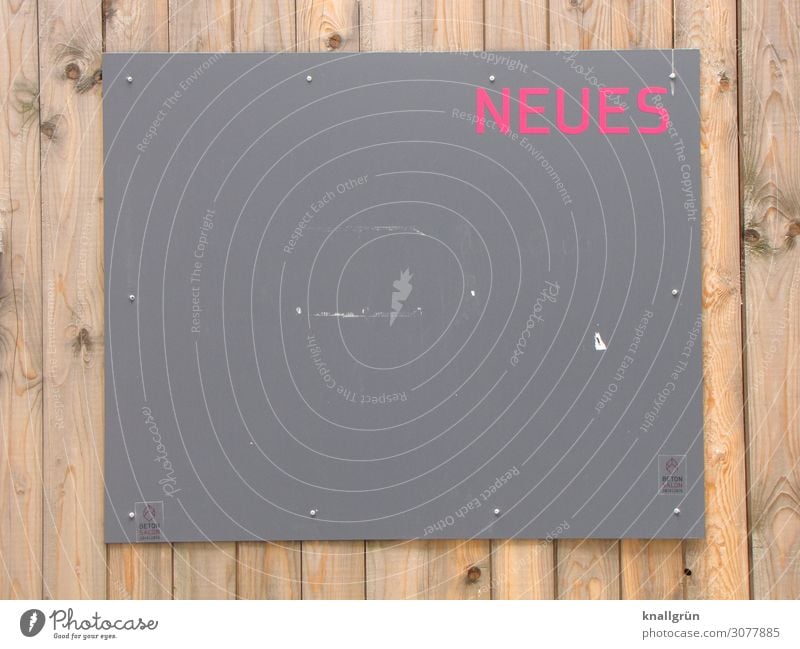 NEUES Mauer Wand Schriftzeichen Kommunizieren neu braun grau rot Neugier Interesse Schwarzes Brett Holzwand Information Farbfoto Außenaufnahme Menschenleer