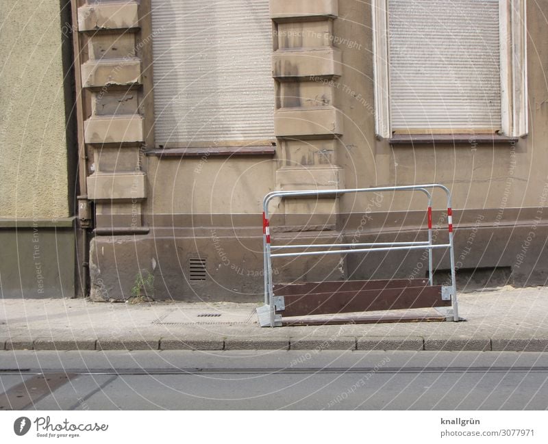 Feierabend Haus Mauer Wand Fassade Fenster Rollladen alt dreckig trist Stadt grau rot silber Vergänglichkeit Häusliches Leben Bürgersteig Baustelle Grabenbrücke