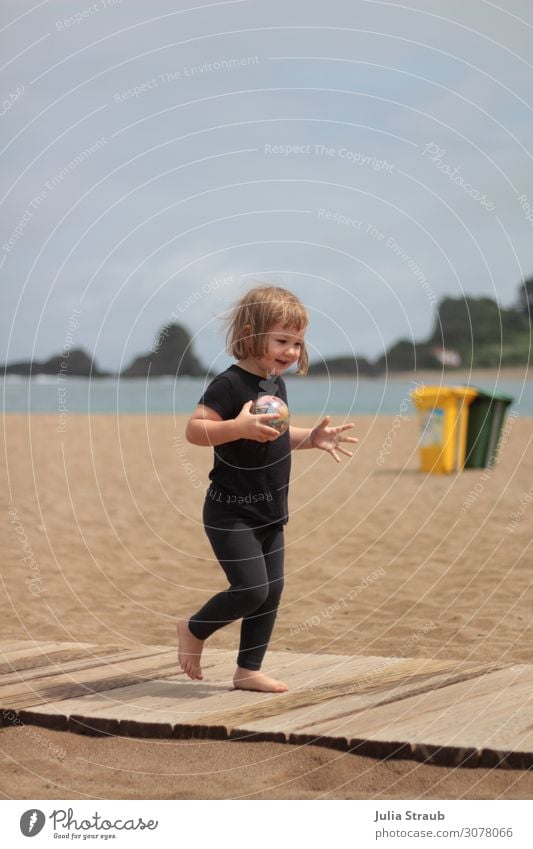 Kleinkind Strand Müll laufen Natur Sommer Schönes Wetter Küste T-Shirt brünett blond kurzhaarig Pony festhalten Lächeln rennen Geschwindigkeit schön