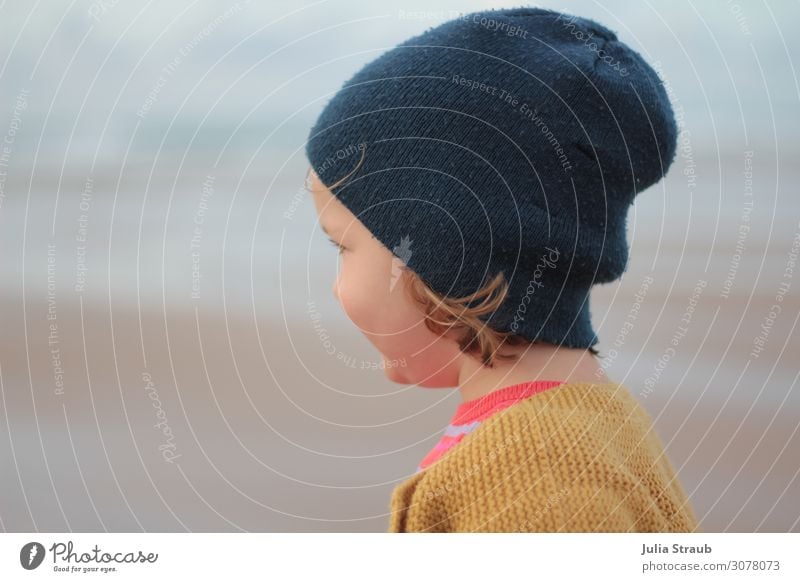 Mädchen Mütze Strand feminin Kleinkind 1 Mensch 3-8 Jahre Kind Kindheit Sommer Wind Strickjacke senf farben brünett kurzhaarig Blick ruhig blau anonym Farbfoto