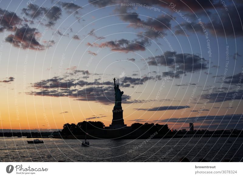 Freiheitsstatue im letzten Abendlicht Skulptur New York City Stars and Stripes Hafenstadt Wahrzeichen selbstbewußt Kraft Mut Neugier Hoffnung Sehnsucht