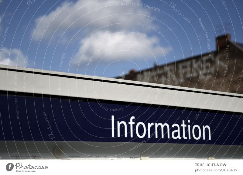 Information Stadt Haus Bahnhof Mauer Wand Schornstein Bahnsteig Verkehr Öffentlicher Personennahverkehr Bahnfahren Schienenverkehr S-Bahn Schriftzeichen