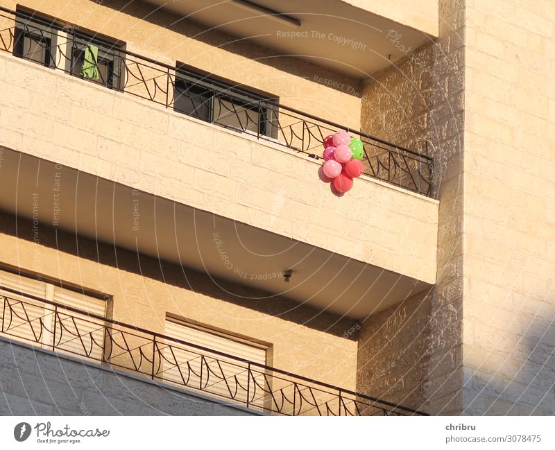 Hausparty Party Feste & Feiern Geburtstag Hochhaus Fassade Balkon Fröhlichkeit Freude Lebensfreude Kindergeburtstag Luftballon Farbfoto Gedeckte Farben